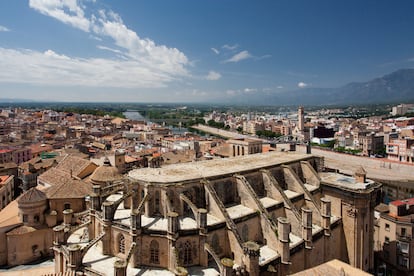 Vista panorámica de Tortosa, con la catedral de Santa María en primer plano. 