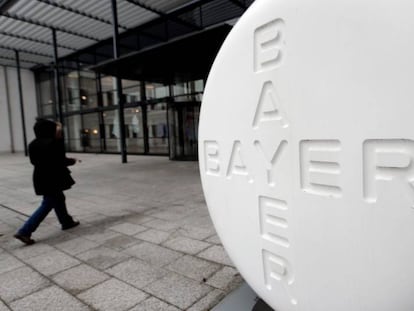 Vista de la extrada de la farmacéutica alemana en su sede de Leverkusen, Alemania.