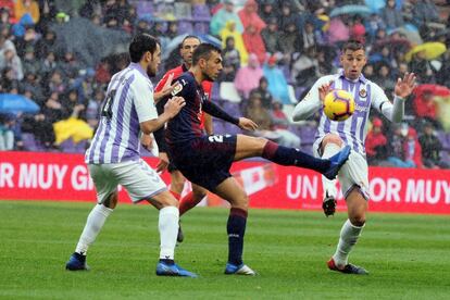 Jordán intenta controlar el balón ante Kiko Olivas y Alcaraz.