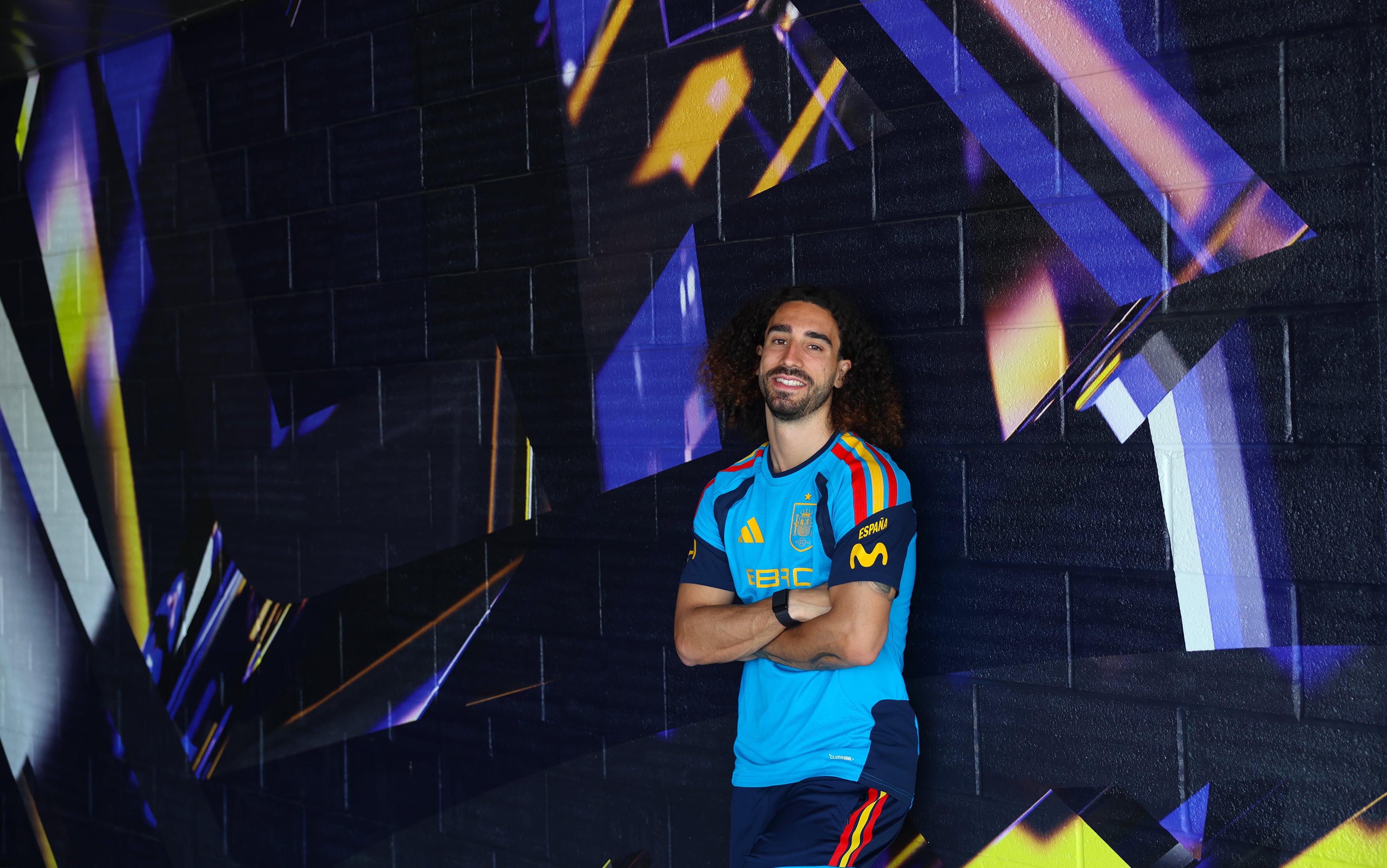 Cucurella posa tras la entrevista.