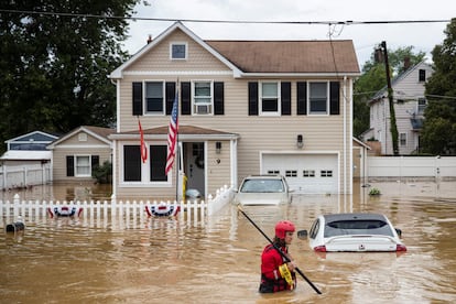 Un voluntario atiende una inundación repentina en Helmetta, Nueva Jersey, mientras la tormenta tropical 'Henri' tocaba tierra en Rhode Island, el domingo 22 de agosto.