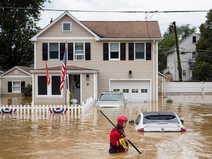 Un voluntario atiende una inundación repentina en Helmetta, Nueva Jersey, mientras la tormenta tropical 'Henri' tocaba tierra en Rhode Island, el domingo 22 de agosto.