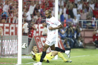 Kanouté, ante Miño tras marcar uno de sus dos goles al Barcelona.