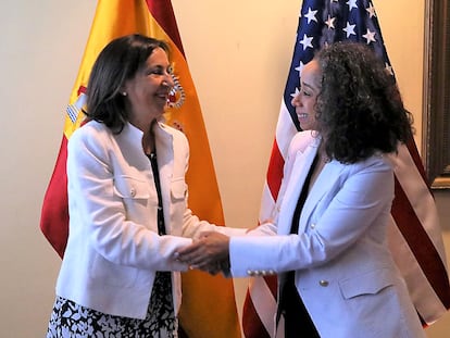 La ministra de Defensa, Margarita Robles, a la izquierda, y la embajadora de EE UU, Julissa Reynoso, en mayo.