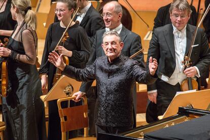 El director Trevor Pinnock saluda al público, el pasado martes en Zaragoza.