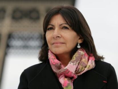 La alcaldesa de París, Anne Hidalgo, este miércoles junto a la ttorre Eiffel.