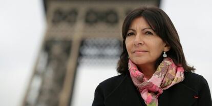 La alcaldesa de París, Anne Hidalgo, este miércoles junto a la ttorre Eiffel.