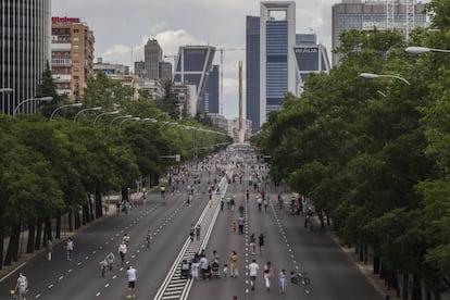 Centenares de personas en el paseo de la Castellana de Madrid cerrada al tráfico, este domingo. Estados Unidos es el país con más muertes con 109.802, lo que supone un tercio de las registradas en todo el planeta; seguido del Reino Unido, con 40.548; Brasil, con 35.930; Italia, que registró 33.846 desde el inicio de la pandemia, y España en quinto lugar, con 27.135.