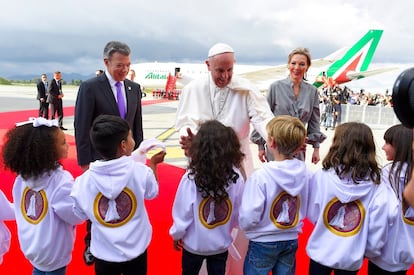 El Papa Francisco es recibido por Juan Manuel Santos y su esposa María Clemencia Rodríguez, en Bogotá, Colombia, el 5 de septiembre de 2017.
