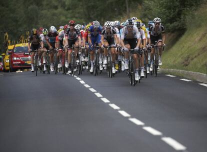 El pelotón en la subida hacia Montee de Peyragudes, durante la decimoséptima etapa de la carrera ciclista del Tour. 