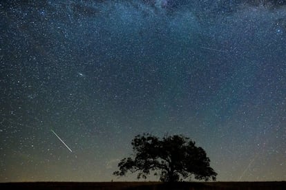 Varios meteoritos cruzan el cielo durante la lluvia de perseidas vista desde la localidad de Hajnacka (Hungría).