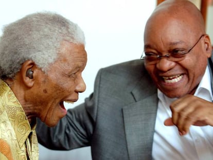 Mandela y Zuma, en la residencia presidencial de Ciudad del Cabo, en febrero de 2010.