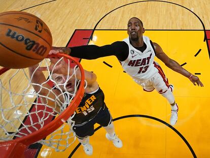 Nikola Jokic, de Denver Nuggets, pelea un rebote con Bam Adebayo, de Miami Heat, este viernes en el cuarto partido de la final de la NBA.