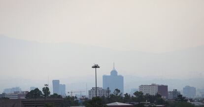 Vista panorámica de la Ciudad de México este lunes 2 de mayo. Las autoridades activaron la fase uno de contingencia ambiental por ozono en la Zona Metropolitana del Valle de México, debido a la falta de dispersión de los contaminantes precursores de esta sustancia. Este martes 3 de mayo todos los vehículos, incluidos los de carga, con terminación de matrícula 1, 2, 7 y 8 no podrán circular por las calles, anunció la Comisión Ambiental de la Megalópolis en un boletín.