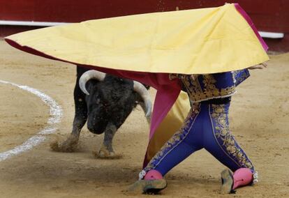 El novillero Antonio Puerta, durante la faena a su primer novillo.