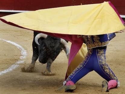 El novillero Antonio Puerta, durante la faena a su primer novillo.