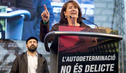 Elisenda Paluzié, en un acto en defensa de la autodeterminación. Detrás, el portavoz de Òmnium Marcel Mauri.