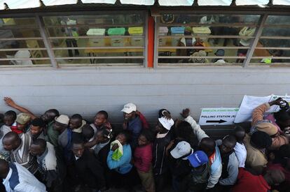 Votación en un colegio de primaria de Dandora cerca de Nairobi, Kenia. Está previsto que el escrutinio final de todos los comicios se conozca, lo más tardar, el 11 de marzo, aunque el resultado de las presidenciales será el primero en publicarse, y podría saberse antes del día 6.