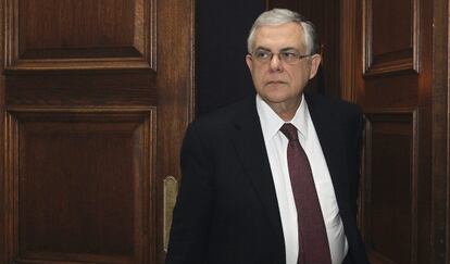 El presidente griego, Lukas Papademos, antes de la reunión.