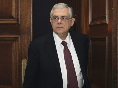 El presidente griego, Lukas Papademos, antes de la reuni&oacute;n.
