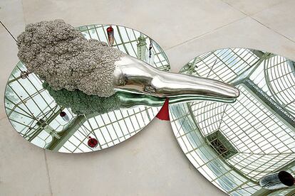 Una pieza de <i>Mutaciones</i> (2004), de Javier Pérez, con espejos que reflejan la estructura del Palacio de Cristal del Retiro madrileño.
