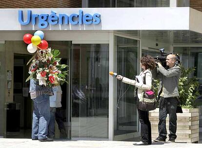 Entrega de regalos para la ministra Carme Chacón en el hospital de Sant Joan de Deu, en el que ha dado a luz.