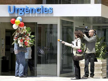 Entrega de regalos para la ministra Carme Chacón en el hospital de Sant Joan de Deu, en el que ha dado a luz.