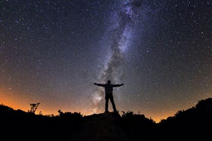 La montaña más alta de Galicia (2.127 metros) ha obtenido el certificado de destino turístico Starlight, que avala que es uno de los mejores sitios del mundo para ver estrellas. Solo 14 lo tienen. La hospedería rural Eido das Estrelas, en el concello de A Veiga, presume de vistas diurnas (al monte) y también nocturnas, gracias a su telescopio. Información: www.aveiga.es y www.eidodasestrelas.es.