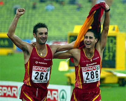 Paquillo Fernández (izquierda) celebra su victoria con Juan Manuel Molina.