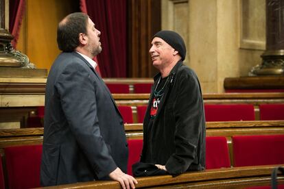 Lluís Llach (d), junto a Oriol Junqueras, presidirá la comisión rupturista.