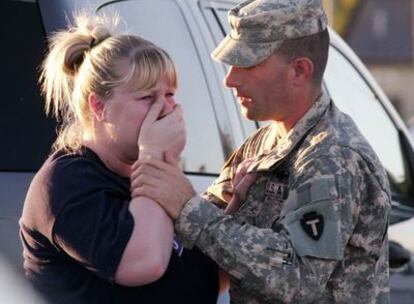 Un sargento y su esposa en el exterior de la base de Fort Hood.