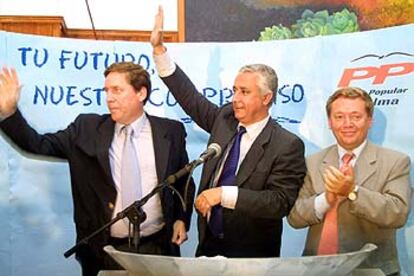 El ministro de Administraciones Públicas y secretario general del PP, Javier Arenas, acompañado del diputado en el Congreso Gabriel Mato y del cabeza de lista popular al Cabildo de La Palma, Manuel Pérez Rocha, interviene en un acto electoral en Santa Cruz de La Palma, a donde ha viajado para reunirse con los candidatos de la formación.