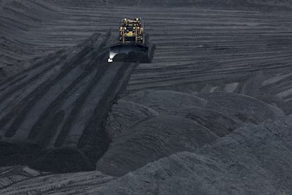Una excavadora mueve carbón en una mina en Barrancas.