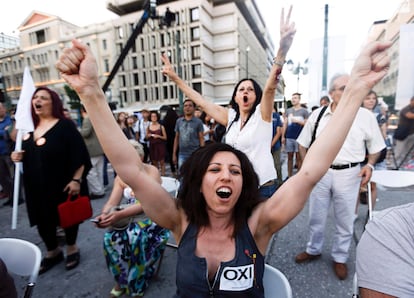 El Grup de Treball de l'Euro es reunirà per analitzar la situació després dels resultats del referèndum a Grècia i posteriorment enviarà els seus resultats a l'Eurogrup, el fòrum informal dels ministres de Fincess que comparteixen la moneda única. A la imatge, partidàries del no celebren a Atenes la victòria que indiquen els primers resultats.