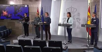 Rueda de prensa del jefe del Estado Mayor de la Guardia Civil, general José Manuel Santiago (2i); la subdirectora general de Recursos Humanos y Formación de la Policía Nacional, comisaria principal Pilar Allué (i); al director del Centro de Coordinación de Alertas y Emergencias Sanitarias, Fernando Simón (c); la secretaria general de Transportes, María José Rallo del Olmo (2d); y el Jefe de Estado Mayor de la Defensa, Miguel Ángel Villarroya, este domingo.