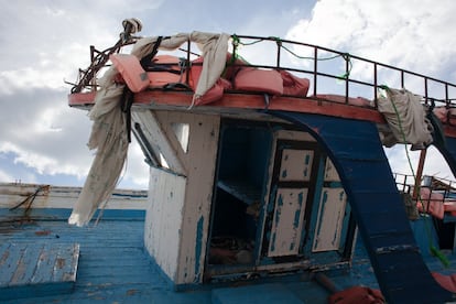 En la imagen, cubierta y parte superior de un barco pesquero de madera, en el que aún se mantienen los chalecos salvavidas utilizados durante el rescate de los migrantes que transportaba. Los barcos de madera suelen trasladar entre 400 y 800 personas, muy por encima de su capacidad, distribuidas en todos los recovecos del barco. El elevado número de personas vuelve el barco más inestable y maximiza la tragedia en caso de producirse un naufragio. El 18 de abril de 2015, un barco con más de 800 migrantes a bordo naufragó en el Mediterráneo, siendo la tragedia más grave hasta la fecha, aunque no la única de estas magnitudes. Sólo en 2016, año que marcó un récord en víctimas, 4.576 personas murieron en esta ruta. 



