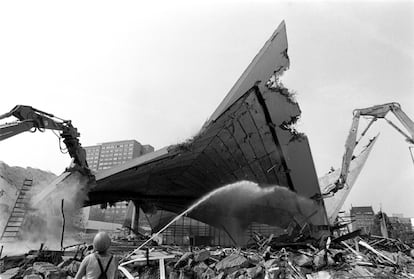 Demolición del edificio Ahornblatt, junto a la Alexanderplatz de Berlín, una sala polivalente que albergaba un restaurante 'self-service' con casi 1.000 asientos. Ejemplo del mejor modernismo arquitectónico de la RDA, fue derribado en el año 2000 a pesar de las protestas de arquitectos, políticos y conservadores de monumentos.