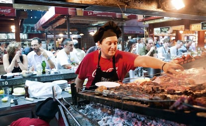 Aunque en 1868 fue inaugurado como mercado de abastos, hace tiempo ya que el del Puerto se ha convertido en meca para quien quiera probar un buen asado. Por aquí pasearon Gardel y Caruso y por aquí siguen sus herederos: los trovadores que animan a los transeúntes con guitarras y ritmos gauchos. La única manera de librarse del olor a parrilla es ir con un traje de neopreno.