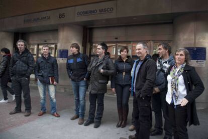 Miembros del comité de Metro Bilbao, ayer a su llegada a la sede del Gobierno en Bilbao para reunirse con la dirección y el Ejecutivo.