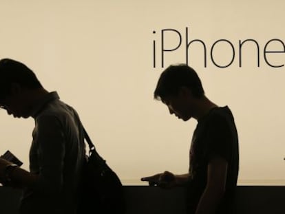 Fila para comprar el iPhone 6 en una tienda Apple de Hong Kong. 