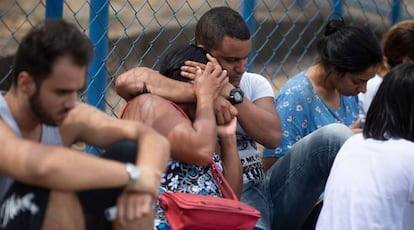 Pessoas aguardam informações sobre familiares no Centro de Comando da Crise, em Brumadinho.