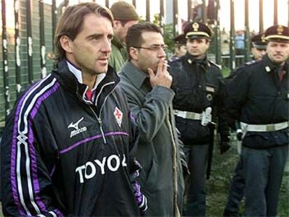 Roberto Mancini observa con atención un entrenamiento de su equipo.