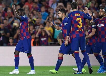 Los jugadores del Barcelona celebran uno de los goles.