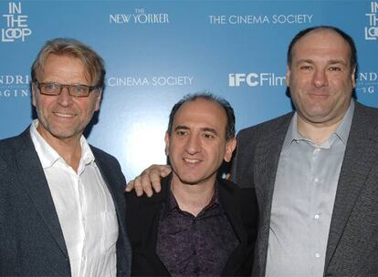 El actor ítalo-estadounidense James Gandolfini (derecha), famoso por su papel protagónico en la serie de TV 'Los Soprano', ha participado de la presentación de la película 'In the loop', del director Armando Iannucci (en el medio). A la Sociedad de Cine, en Nueva York, también ha acudido el actor David Rasche (izquierda), que integra el equipo artístico de la cinta. (Texto: ELPAÍS.com)