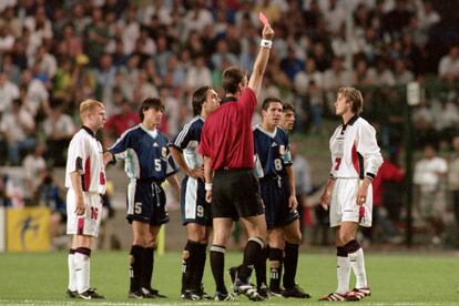 David Beckham siendo expulsado contra Argentina por el árbitro Kim Milton Neilsen.