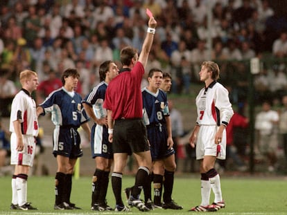 David Beckham siendo expulsado contra Argentina por el árbitro Kim Milton Neilsen.