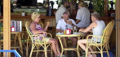 Turistas en una terraza en Torremolinos (Málaga).
