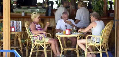 Turistas en una terraza en Torremolinos (M&aacute;laga).