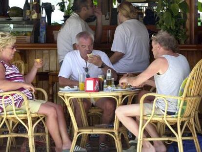 Turistas en una terraza en Torremolinos (M&aacute;laga).