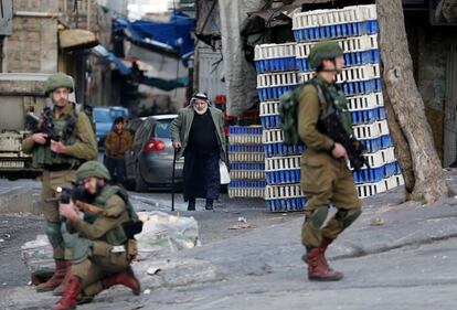 Soldados israelís durante una protesta contra el plan de paz en el Medio Oriente de Donald Trump en Hebrón, en la Cisjordania ocupada por Israel.